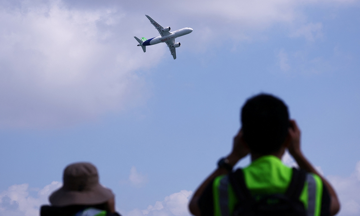 Singapore Airshow goers watch China's homegrown C919 aircraft on a rehearsal on February 18, 2024. The jetliner,  making its overseas debut, will perform flight demonstrations at the airshow, which will last from February 20 to 25. Photo: IC