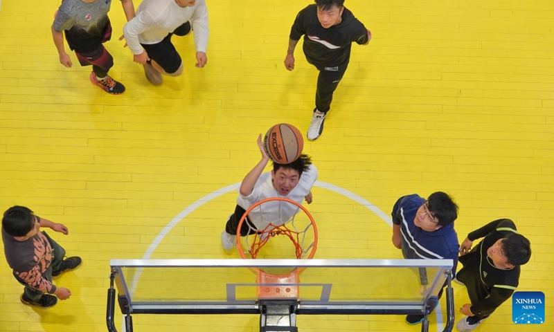 Citizens play basketball in a gymnasium in Yantai, east China's Shandong Province, on Feb. 16, 2024. In addition to following traditional customs, more and more Chinese people choose to enrich their life by spending the Spring Festival holiday in diversified and original ways. (Photo: Xinhua)
