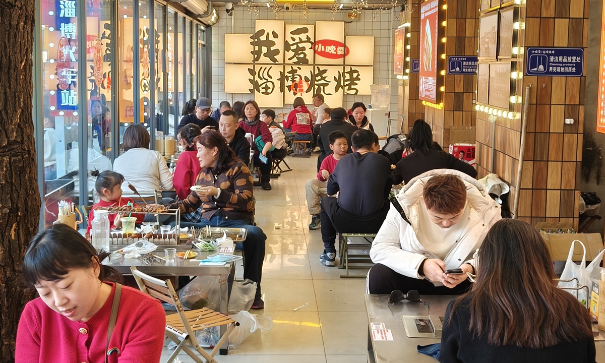 On February 13, 2024, people enjoyed barbecue at a restaurant in Zibo, Shandong Province. Photo: VCG