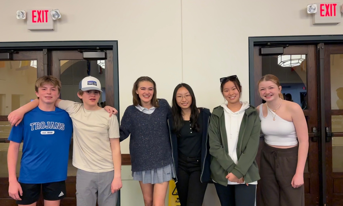 Exchange students and their hosts at the farewell dinner.Photo:Courtesy of Zeng Zirui 