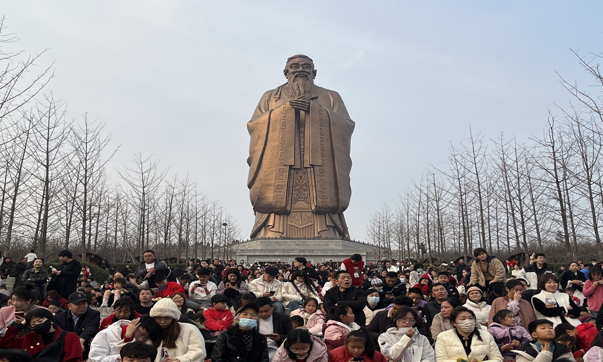 People pack around the sculpture of Confucius at Nishan, birthplace of the prominent ancient Chinese philosopher, in Qufu in East China's Shandong Province on February 14, 2024. Photo: Xu Keyue/GT