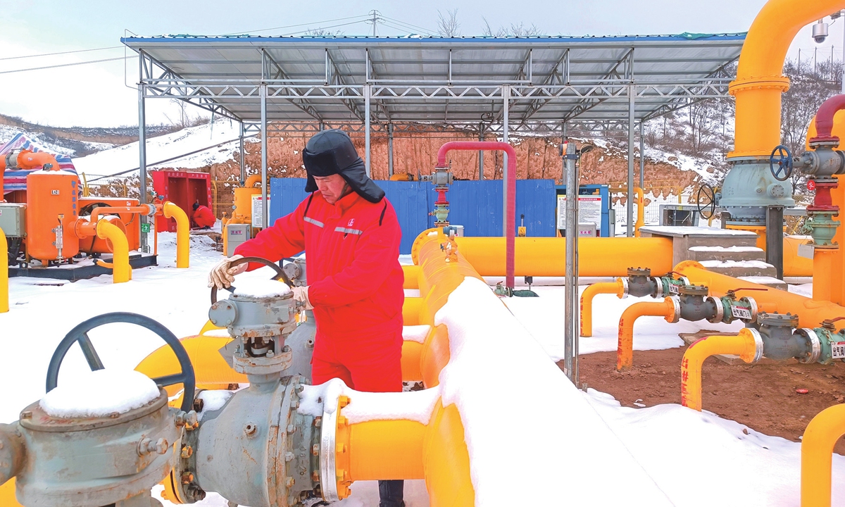An employee inspects a gas extraction platform in a coalbed methane field in Linfen city, North China's Shanxi Province on February 21, 2024. As the city was hit by heavy snow and cold waves, employees of the field stepped up inspections of key equipment and pipelines to ensure energy supply. Photo: cnsphoto