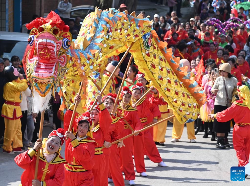 Actors give a dragon dance performance in celebration of the upcoming Lantern Festival in Jiacun Village in Jiuzhou Township of Cangxian County, north China's Hebei Province, Feb. 19, 2024. As the Lantern Festival is approaching, traditional dragon dance performances are staged across the country in full festive atmosphere.(Photo: Xinhua)