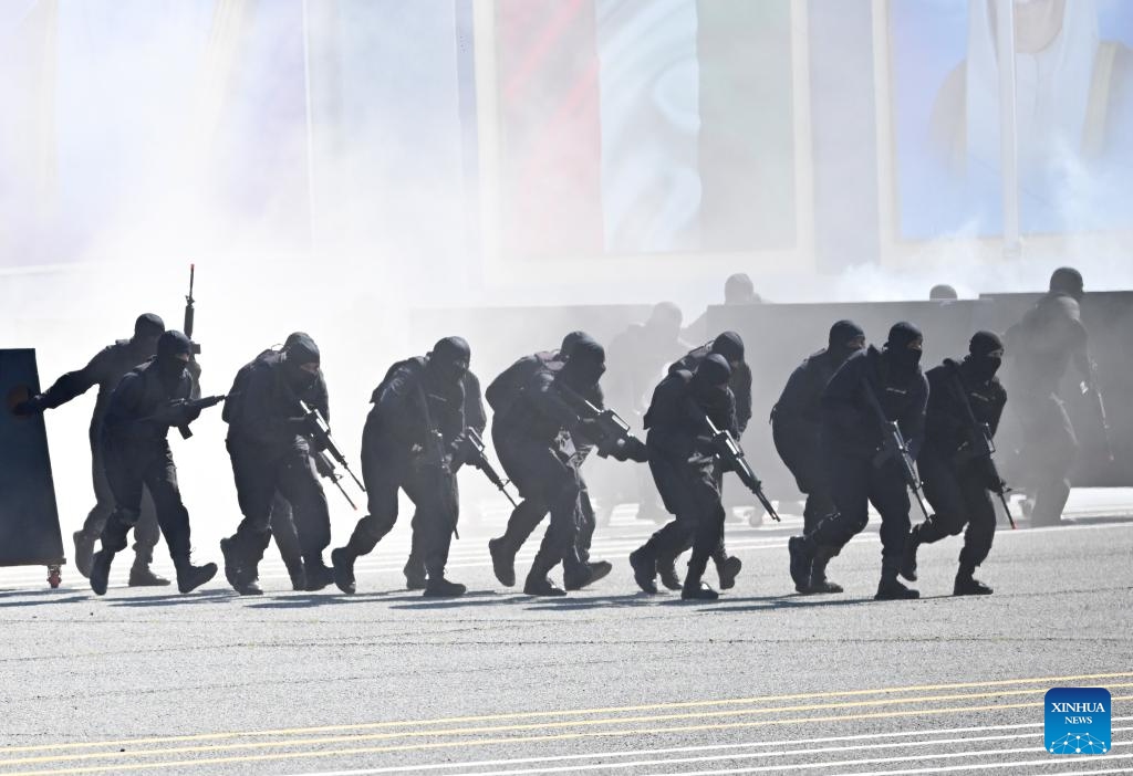Members of the Kuwaiti Special Forces participate in a drill during the graduation ceremony of a police college in Capital Governorate, Kuwait, Feb. 19, 2024.(Photo: Xinhua)