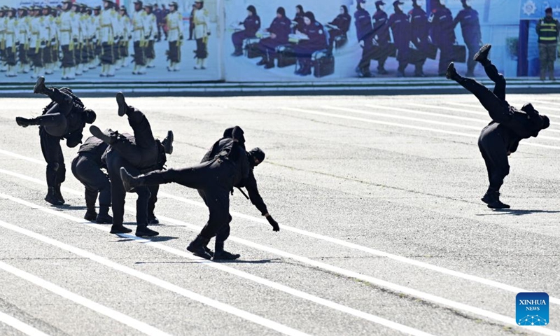 Members of the Kuwaiti Special Forces participate in a drill during the graduation ceremony of a police college in Capital Governorate, Kuwait, Feb. 19, 2024.(Photo: Xinhua)