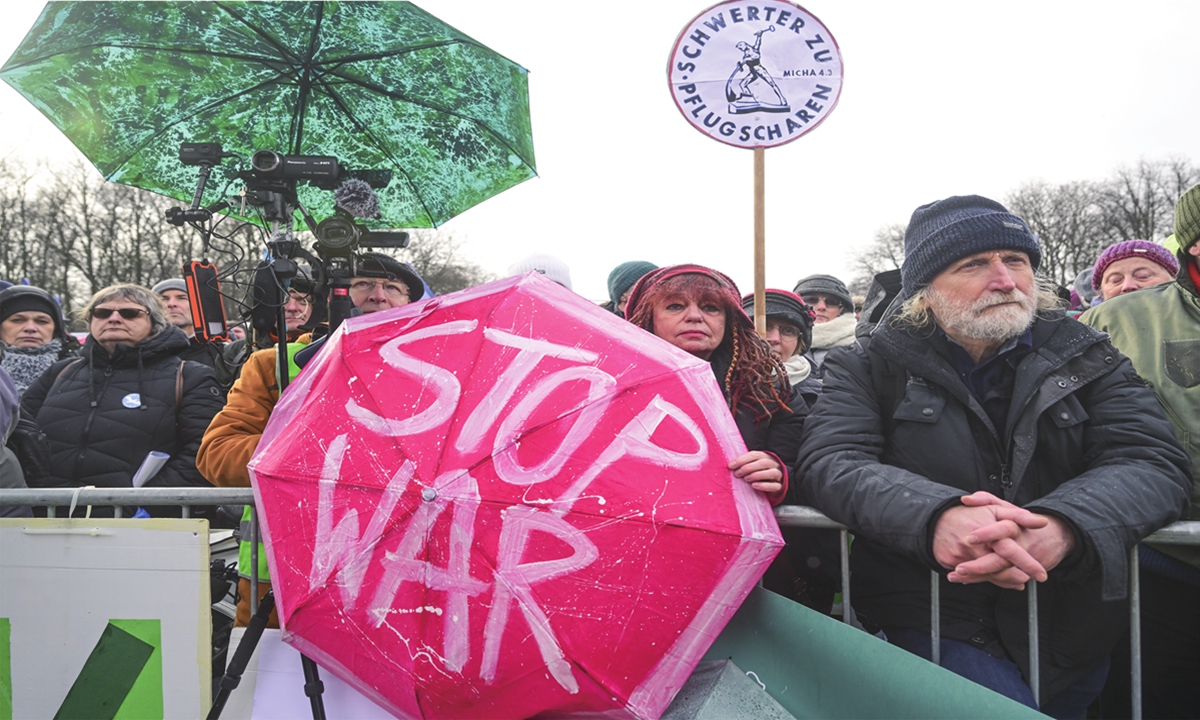Χιλιάδες άνθρωποι συγκεντρώνονται κατά τη διάρκεια διαδήλωσης που πραγματοποιήθηκε στην ιστορική Πύλη του Βρανδεμβούργου του Βερολίνου, καλώντας για ειρηνευτικές διαπραγματεύσεις με τη Ρωσία στον πόλεμο της Ουκρανίας στις 25 Φεβρουαρίου 2023 στη Γερμανία. Φωτογραφία: VCG