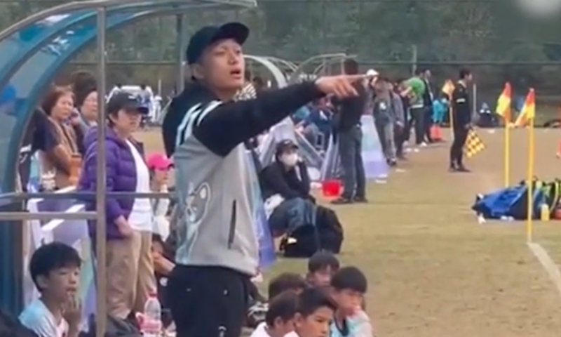 A screencut of the footage showing coach Wu Gaojun instructing his players during the match.  