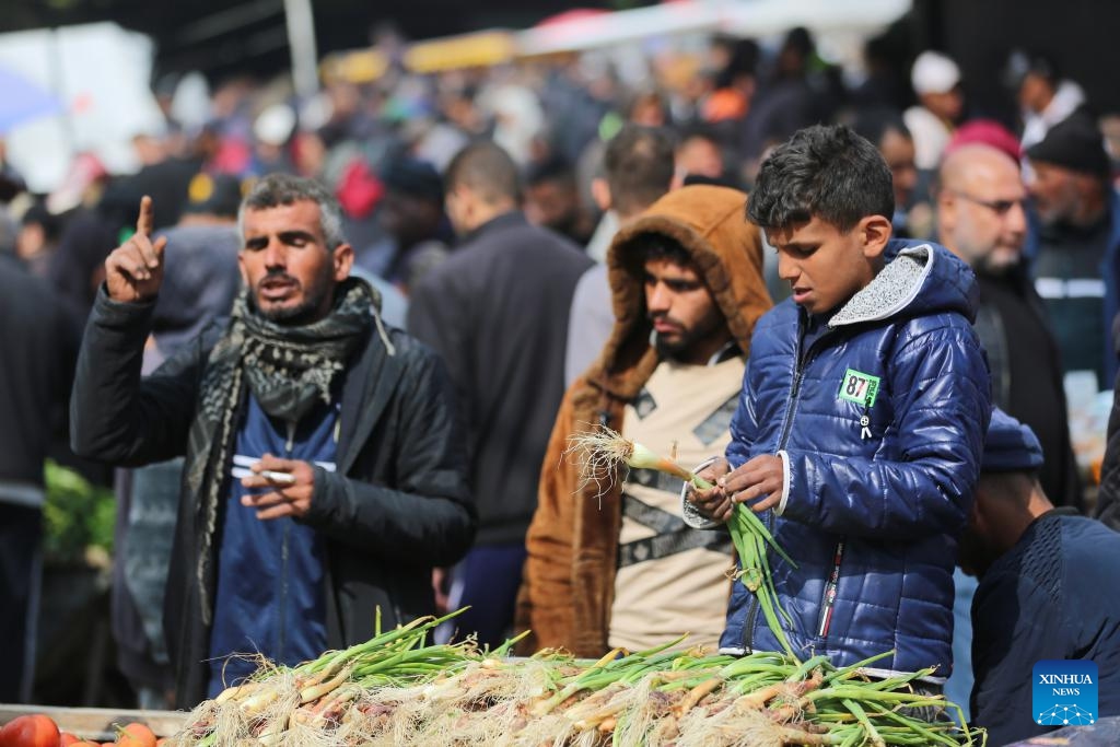 People shop at a market in central Gaza Strip city of Deir el-Balah, Feb. 19, 2024.(Photo: Xinhua)