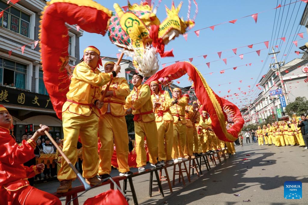 Actors give a dragon dance performance in celebration of the upcoming Lantern Festival in Jiacun Village in Jiuzhou Township of Cangxian County, north China's Hebei Province, Feb. 19, 2024. As the Lantern Festival is approaching, traditional dragon dance performances are staged across the country in full festive atmosphere.(Photo: Xinhua)