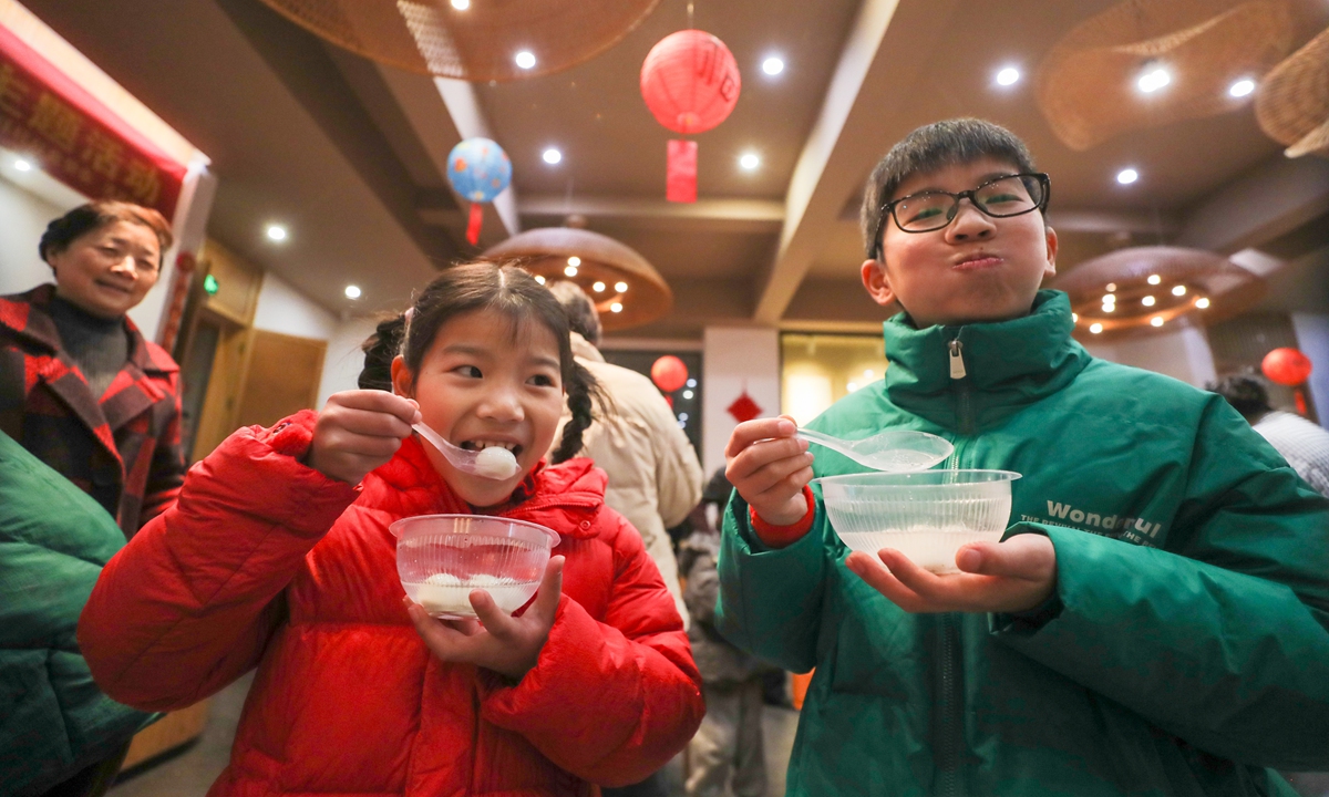 Children try fresh <em>yuanxiao</em> in a community in Huzhou, East China's Zhejiang Province on February 21, 2024. Photo: VCG