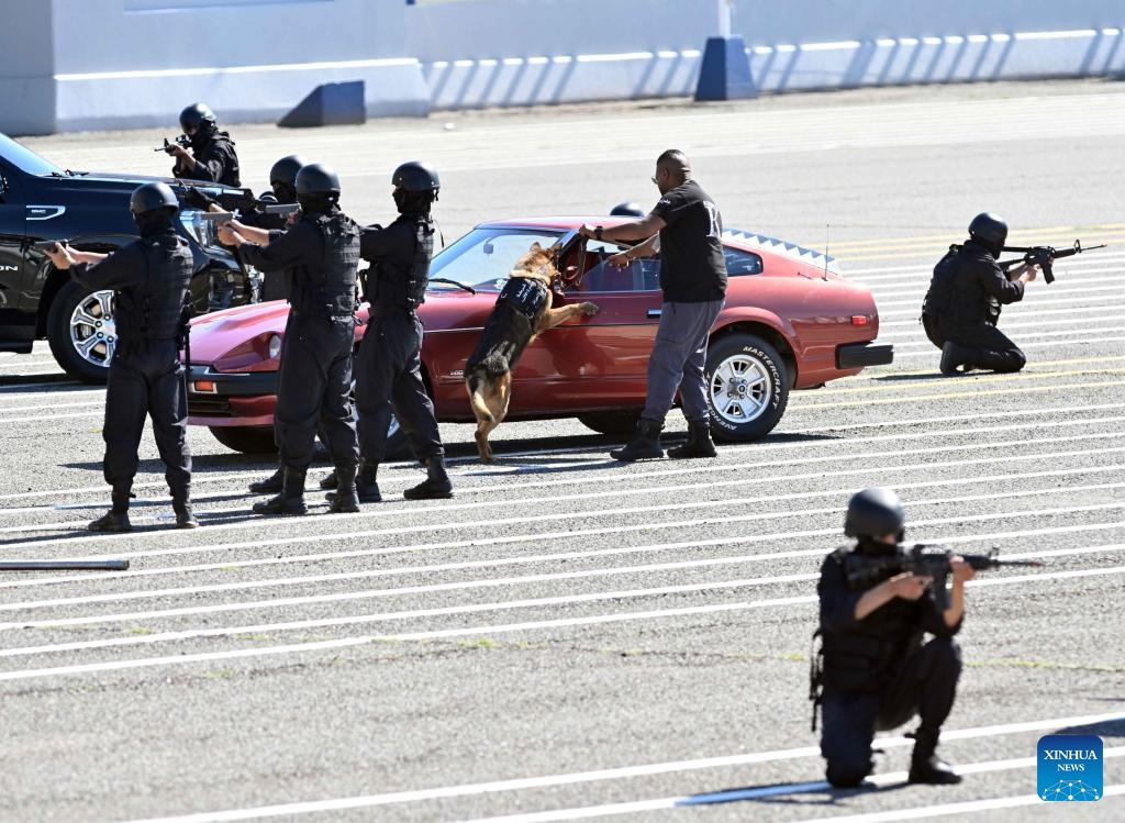 Members of the Kuwaiti Special Forces participate in a drill during the graduation ceremony of a police college in Capital Governorate, Kuwait, Feb. 19, 2024.(Photo: Xinhua)