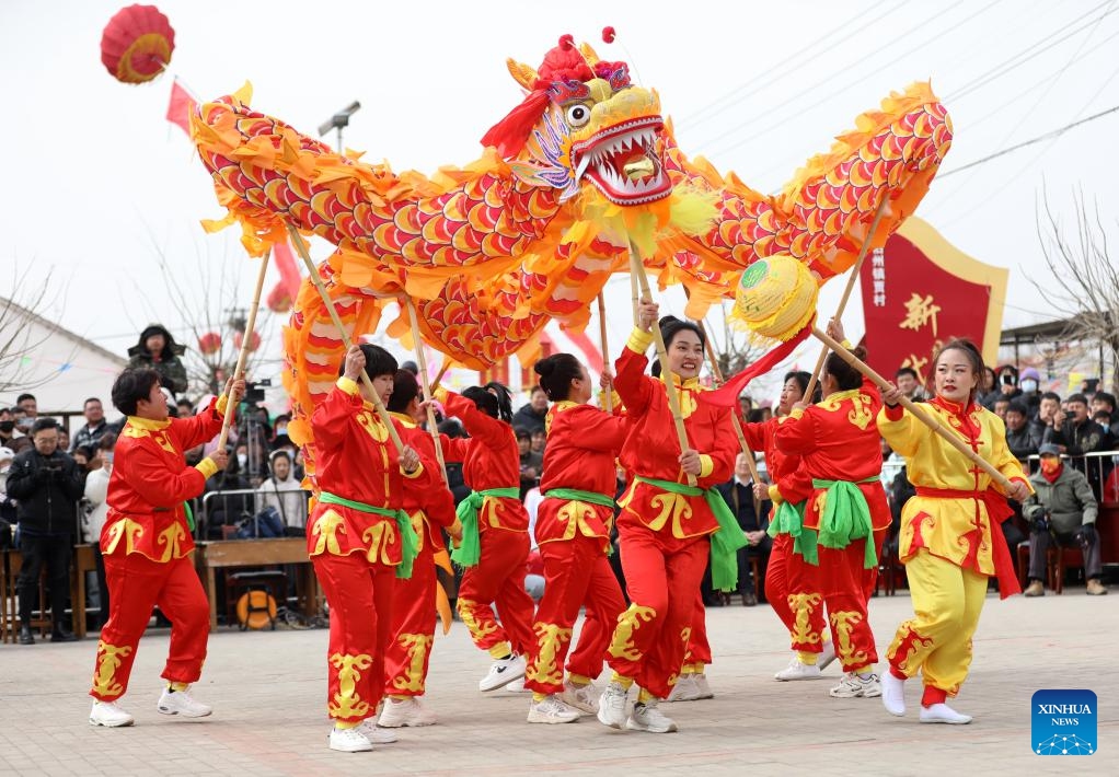 Actors give a dragon dance performance in celebration of the upcoming Lantern Festival in Jiacun Village in Jiuzhou Township of Cangxian County, north China's Hebei Province, Feb. 19, 2024. As the Lantern Festival is approaching, traditional dragon dance performances are staged across the country in full festive atmosphere.(Photo: Xinhua)