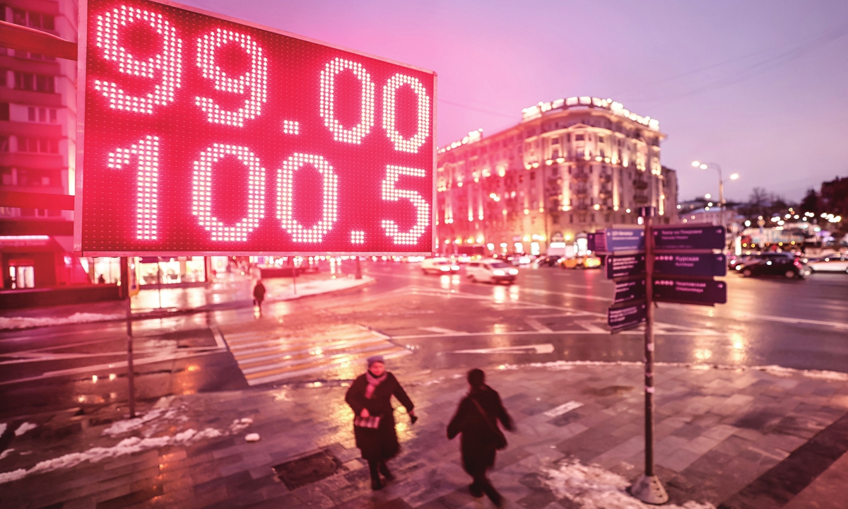 Information board showing foreign currency exchange rates in Moscow Photo: VCG
