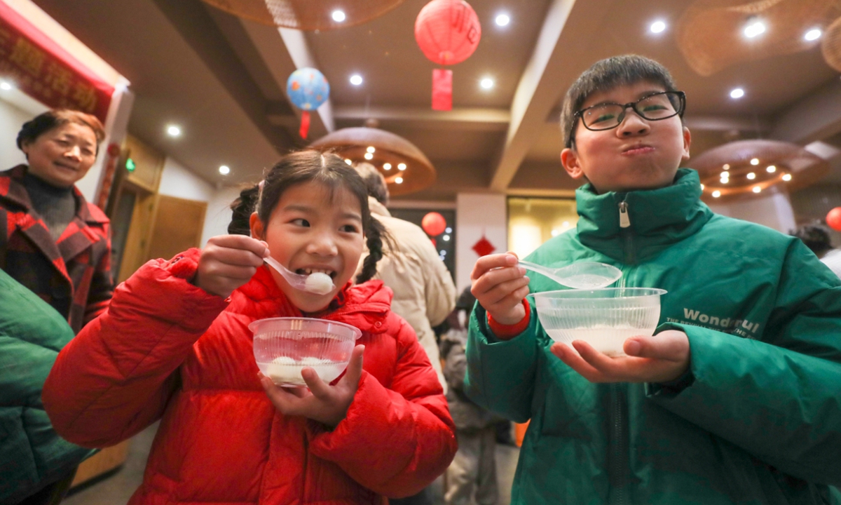 Kids have glutinous rice balls which are called yuanxiao, or tangyuan, in China. Photo: VCG 