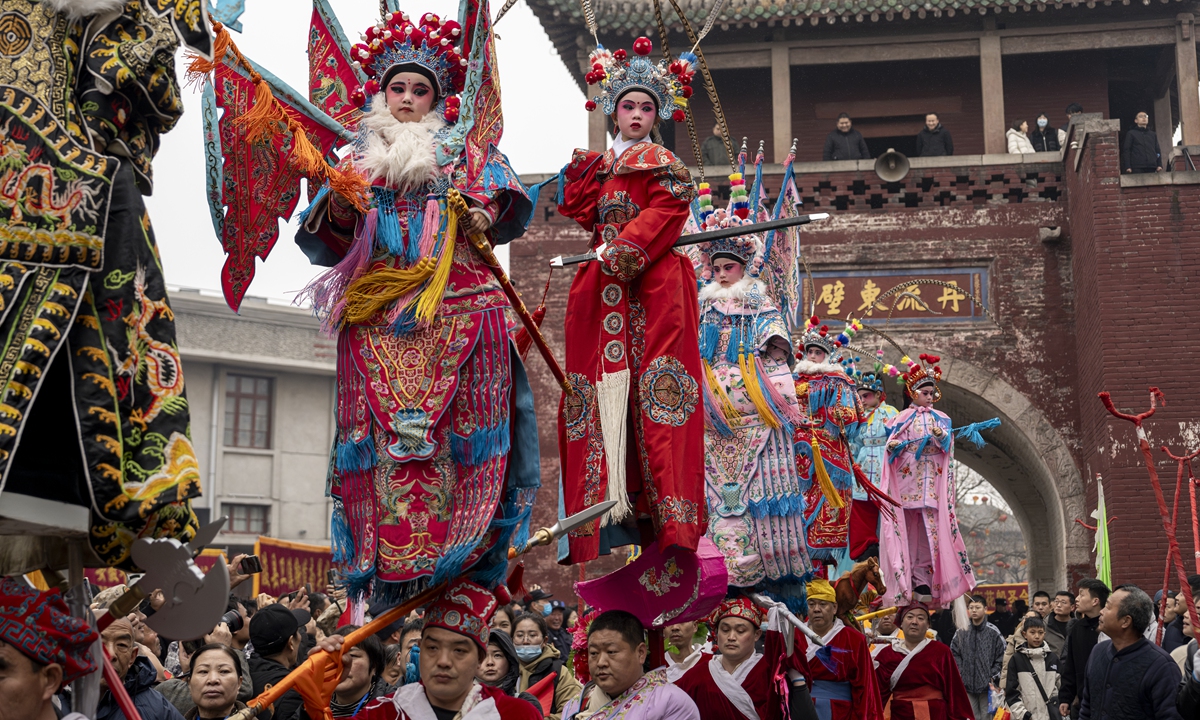 Performers at a temple fair in Central China's Henan Province Photo: VCG