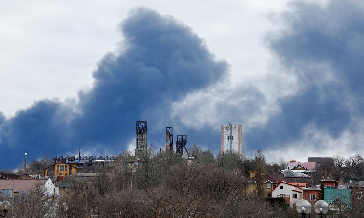 De la fumée s’élève au-dessus de bâtiments dans le cadre du conflit russo-ukrainien à Donetsk, en Ukraine, le 19 février 2024. Crédit photo : IC