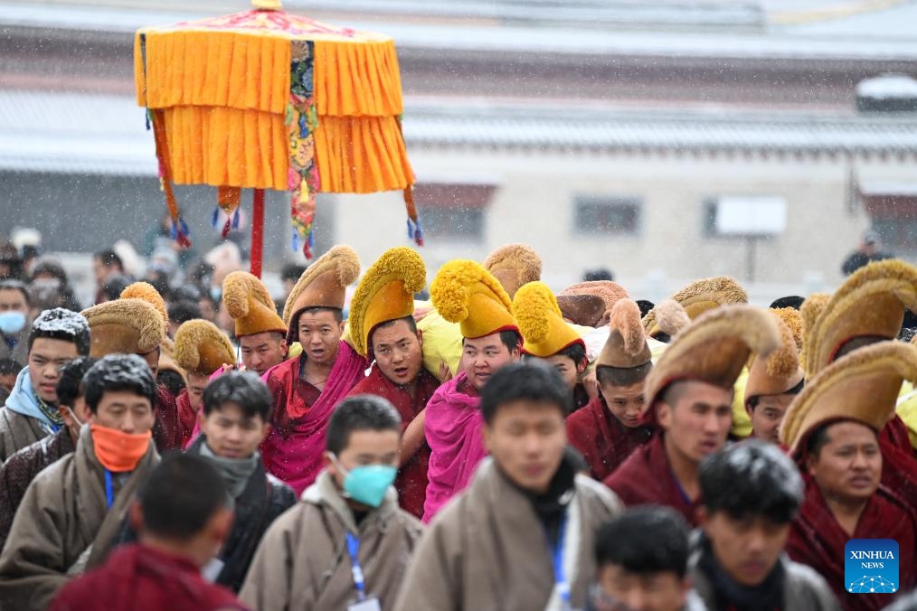 Monks carry a huge Thangka painting bearing the image of the Buddha during the annual sunning of the Buddha ceremony of Labrang Monastery in Xiahe County, northwest China's Gansu Province, Feb. 22, 2024.(Photo: Xinhua)