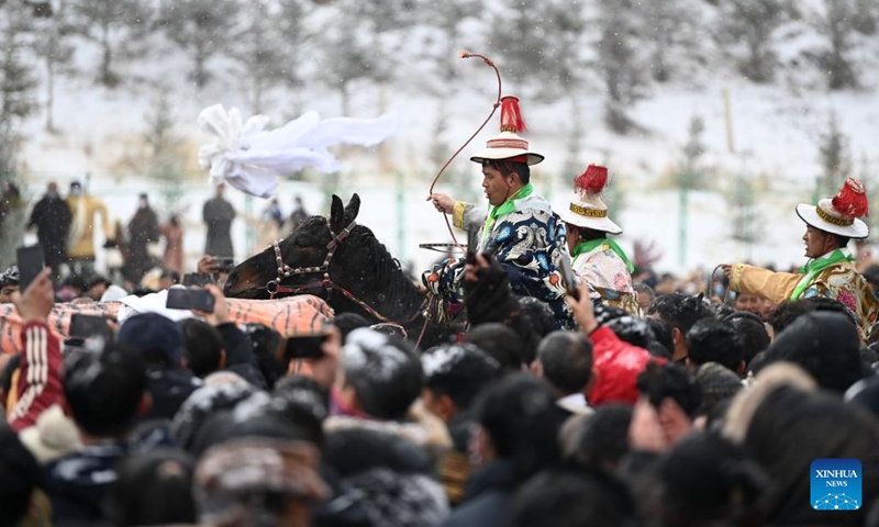 An equestrian team leads way for a parade during the annual sunning of the Buddha ceremony of Labrang Monastery in Xiahe County, northwest China's Gansu Province, Feb. 22, 2024(Photo: Xinhua)