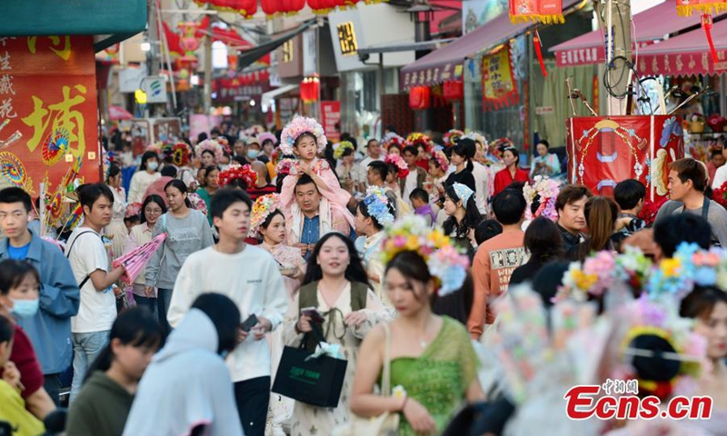 Visitors wearing flowery headwear are seen at Xunpu Village of Quanzhou, east China's Fujian Province, Feb. 21, 2024. (Photo: China News Service)
