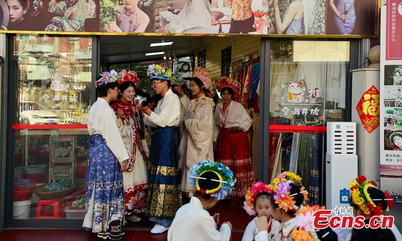 Visitors wearing flowery headwear are seen at Xunpu Village of Quanzhou, east China's Fujian Province, Feb. 21, 2024. (Photo: China News Service)
