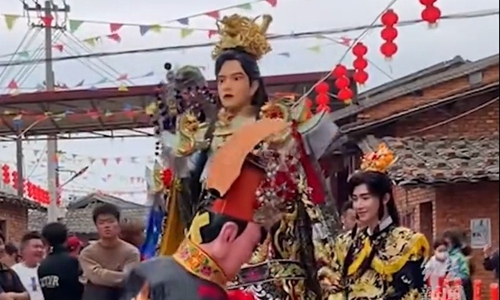 Xiaozhu'a, the social media influencer, dresses in attire resembling Zhao Shizi, walking alongside the god during the parade held on Monday in the Changle district of Fuzhou, capital of Fujian Province, East China.Photo: People's Daily Online
