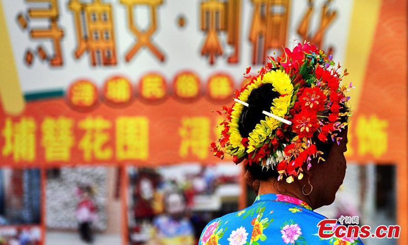 A local woman wears a flowery headwear at Xunpu Village of Quanzhou, east China's Fujian Province, Feb. 21, 2024. (Photo: China News Service)
