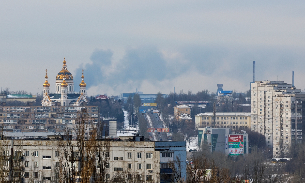 Smoke from fire rises above a city in the Donetsk region on January 22, 2024. Photo: IC