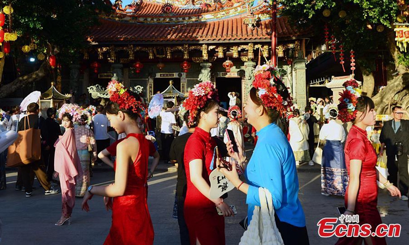 Visitors wearing flowery headwear are seen at Xunpu Village of Quanzhou, east China's Fujian Province, Feb. 21, 2024. (Photo: China News Service)
