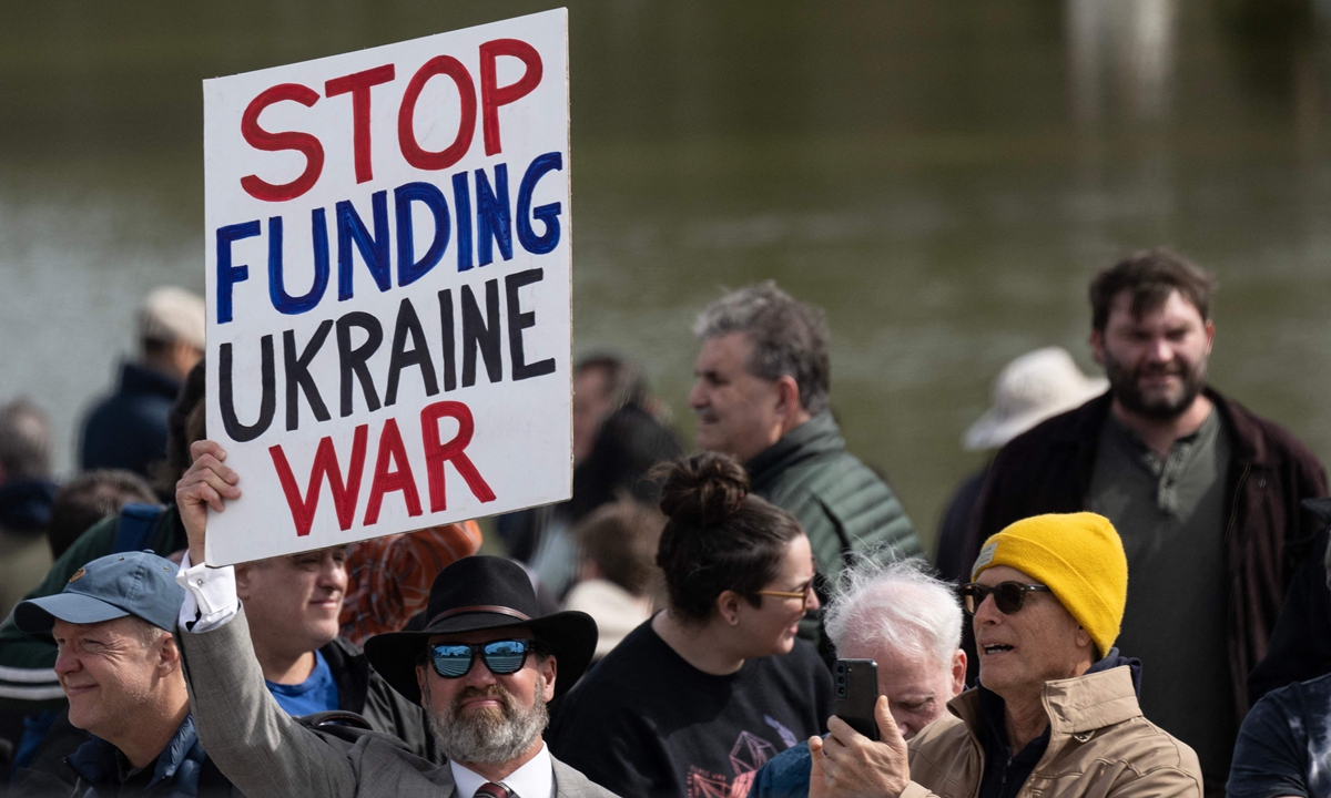 Demonstrators gather during an anti-conflict rally at the Lincoln Memorial in Washington, DC, on February 19, 2023. Photo: VCG