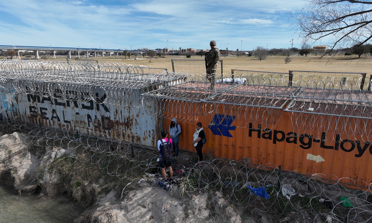 United States National Guards take measures at Shelby Park, where migrants try to cross the wire-spikes on the border in Eagle Pass, Texas, on January 30, 2024. Photo: AFP