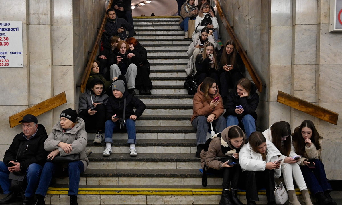 People take shelter in a subway station as they wait for the end of an air alarm in Kiev, on December 29, 2023. Photo: VCG 