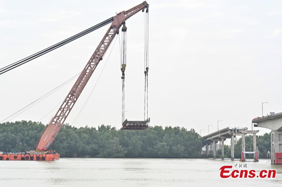 Demolition work is underway at the collision site of Lixinsha Bridge in Nansha District of Guangzhou, south China's Guangdong Province, Feb. 27, 2024.(Photo: China News Service)