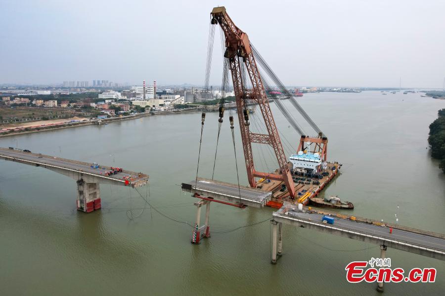 A vessel works at the collision site of Lixinsha Bridge in Nansha District of Guangzhou, south China's Guangdong Province, Feb. 27, 2024.(Photo: China News Service)
