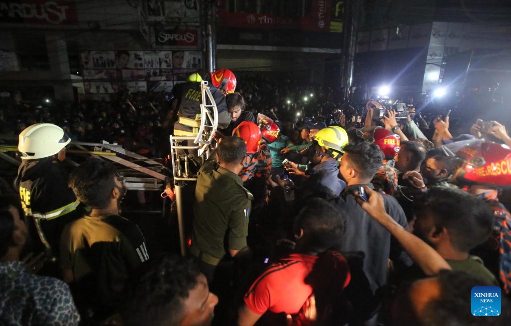 Rescued people are transferred to safe place in Dhaka, Bangladesh, on Feb. 29, 2024. At least 43 people were killed Thursday night after a devastating fire tore through a high-rise building in the Bangladeshi capital of Dhaka.(Photo: Xinhua)