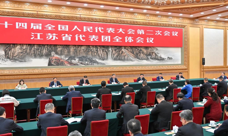 O presidente chinês Xi Jinping, também secretário geral do Comitê Central do Partido Comunista da China e presidente da Comissão Militar Central, participa de uma deliberação com seus companheiros deputados da delegação da província de Jiangsu na segunda sessão do 14º Congresso Nacional do Povo (NPC) em Pequim, capital da China, 5 de março de 2024. (Xinhua)