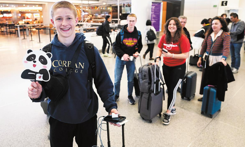 Students from Lincoln High School and Steilacoom High School in the United States wait on Saturday at San Francisco International Airport in California for their flight to take them on a cultural-exchange journey to China. Photo: China News Service