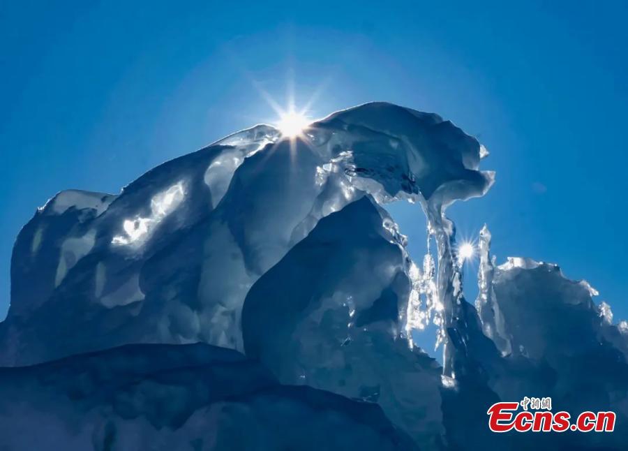 Multiple ice chunks scatter on the lake surface under the blue sky on Sayram Lake, the largest alpine lake in Bortala Mongolian Autonomous Prefecture, northwest China's Xinjiang Uyghur Autonomous Region.(Photo: China News Service)