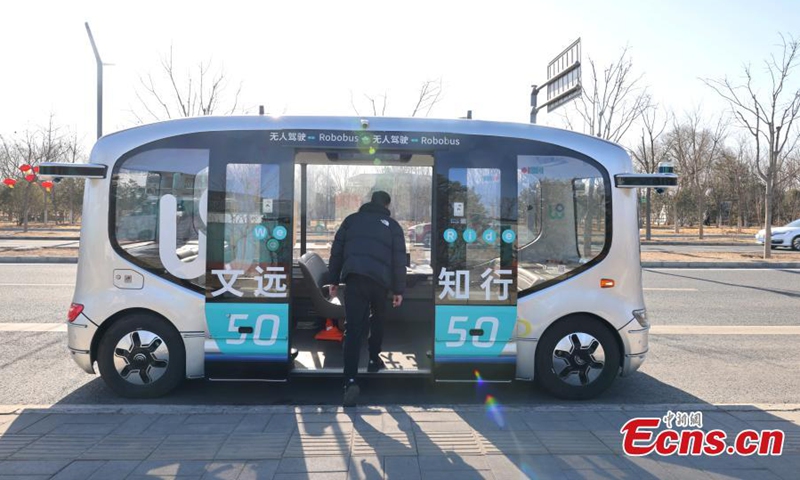 A passenger boards an autonomous driving bus in Tongzhou district, Beijing's sub-center, March 3, 2024.Beijing's sub center launched autonomous driving buses with a maximum of 9 passengers around three major cultural buildings - Beijing Performing Arts Center, Beijing Library, and the Grand Canal Museum of Beijing on Sunday.(Photo: China News Service)