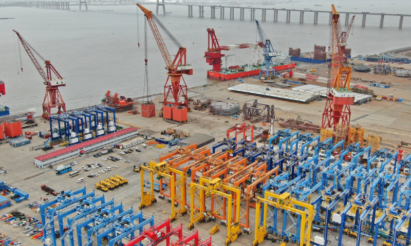 ZPMC tests exported tire-type cranes in Nantong,<strong>downspout machines</strong> Jiangsu Province on April 27, 2022. Photo:VCG