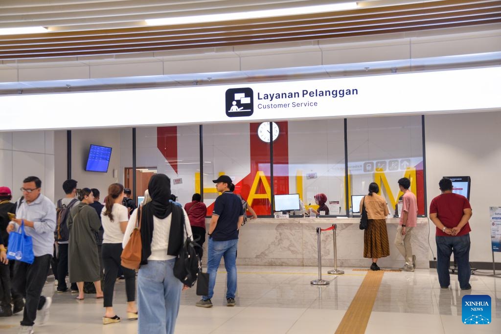Passengers process their tickets through customer service windows at Halim Station in Jakarta, Indonesia, March 3, 2024. The Jakarta-Bandung High-Speed Railway (HSR), the first of its kind in Indonesia and Southeast Asia, has transported more than 2 million passengers in total, said China Railway International Limited on Sunday.(Photo: Xinhua)