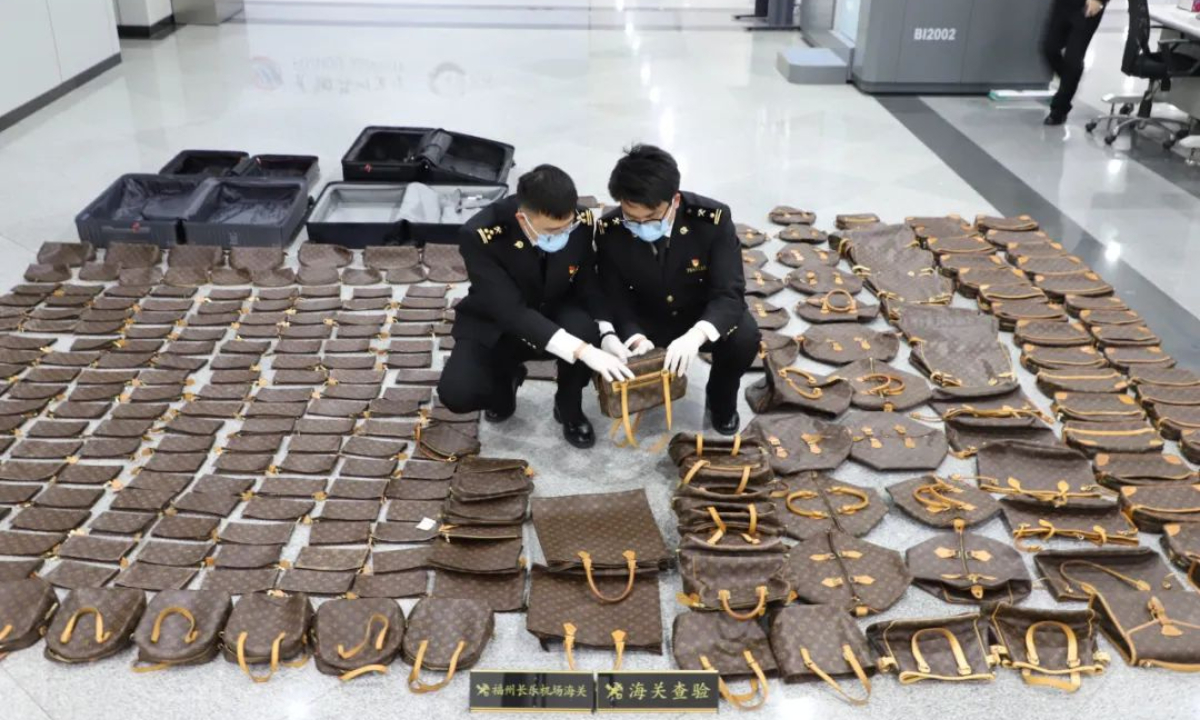 Traveler carrying 316 used LV bags stopped by Chinese customs inspectors