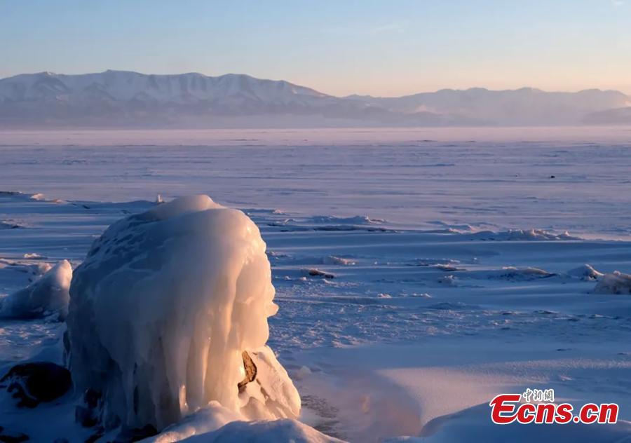 Multiple ice chunks scatter on the lake surface under the blue sky on Sayram Lake, the largest alpine lake in Bortala Mongolian Autonomous Prefecture, northwest China's Xinjiang Uyghur Autonomous Region.(Photo: China News Service)