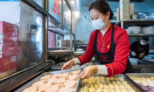 A woman who sells the traditional guo snack.Photo: Chen Tao/GT