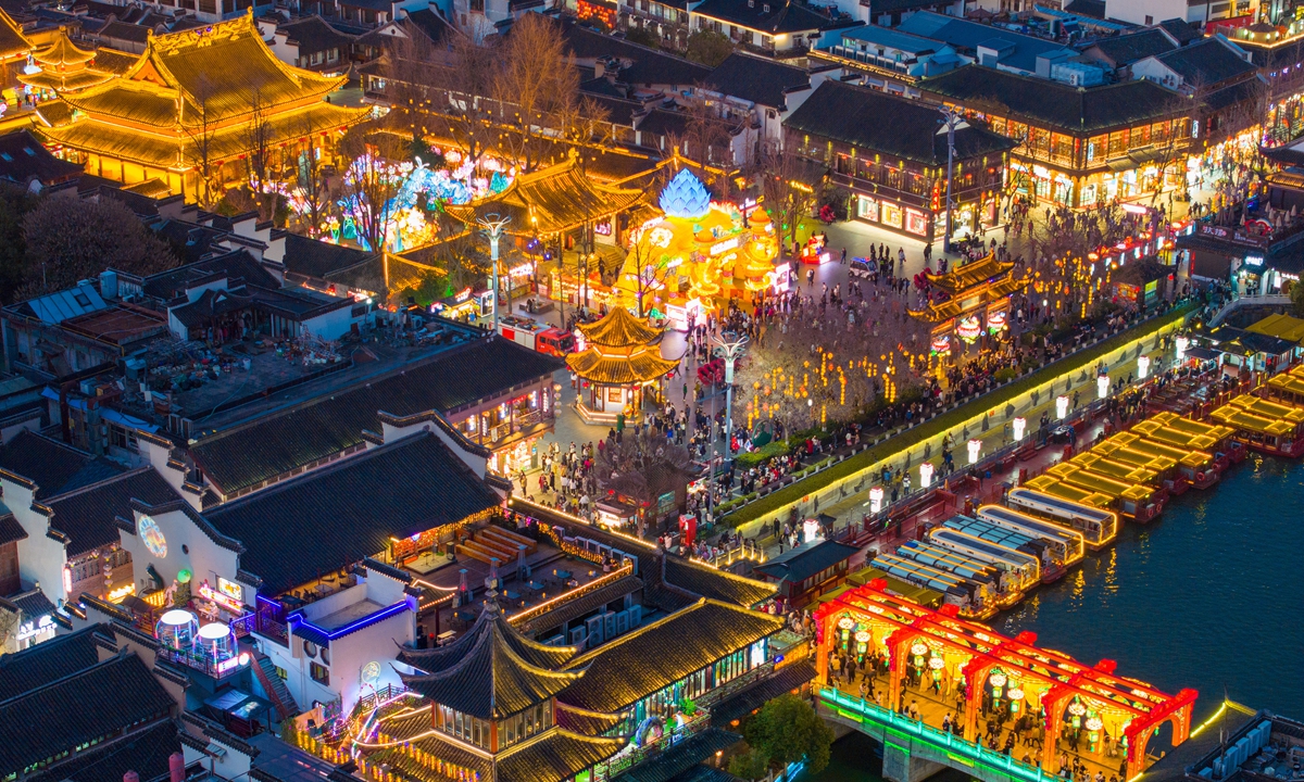 Tourists enjoy the nightlife on the banks of the Qinhuai River in Nanjing, East China's Jiangsu Province. Photo: VCG