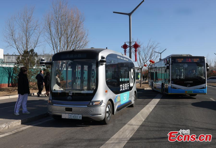 An autonomous driving bus runs on a street in Tongzhou district, Beijing's sub-center, March 3, 2024.(Photo: China News Service)