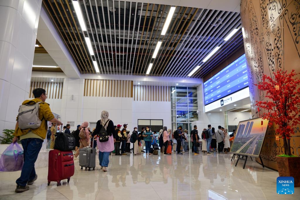 Passengers check in by swiping their tickets at Halim Station in Jakarta, Indonesia, March 3, 2024. The Jakarta-Bandung High-Speed Railway (HSR), the first of its kind in Indonesia and Southeast Asia, has transported more than 2 million passengers in total, said China Railway International Limited on Sunday.(Photo: Xinhua)