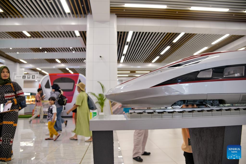 Passengers walk past a model of a high-speed electrical multiple unit (EMU) train of the Jakarta-Bandung high-speed railway in the waiting hall at Halim Station in Jakarta, Indonesia, March 3, 2024. The Jakarta-Bandung High-Speed Railway (HSR), the first of its kind in Indonesia and Southeast Asia, has transported more than 2 million passengers in total, said China Railway International Limited on Sunday.(Photo: Xinhua)