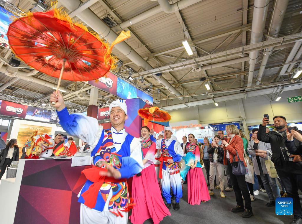 Actors from China's Shaanxi Province perform Yangge, a traditional Chinese folk dance, at the booth of China during the ITB Berlin travel trade show in Berlin, Germany, March 5, 2024. The ITB Berlin travel trade show kicked off here on Tuesday and will last until March 7.(Photo: Xinhua)