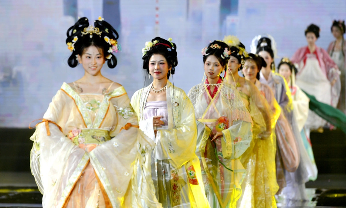 Models showcase hanfu at the Cross-Straits <em>Hanfu</em> Culture Festival in Fuzhou, East China's Fujian Province. Photo: VCG