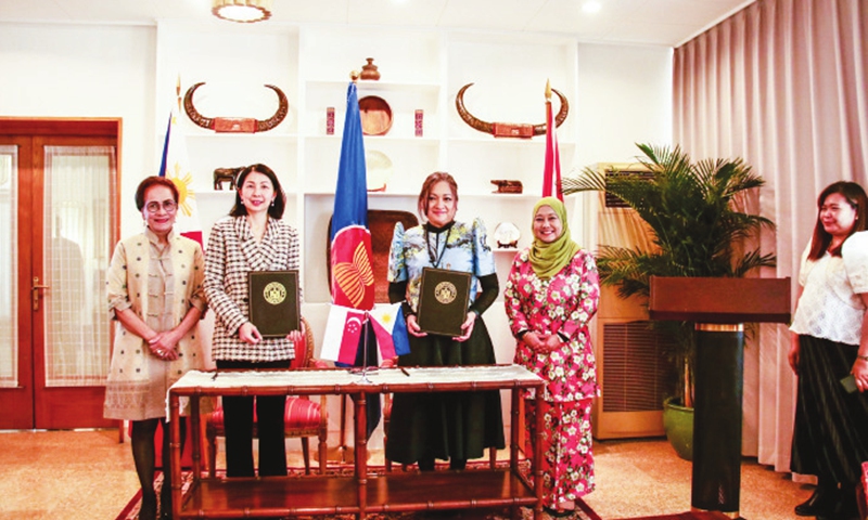 Ana Elena FlorCruz (third from left) and Sim Siew Eng (second from left) at the handover ceremony Photo: Courtesy of Embassy of the Republic of Singapore